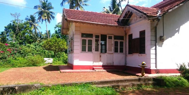 Perfect-Colonial-House-with-a-Plantation-2