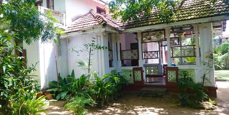 Attractive Colonial House in good location-5