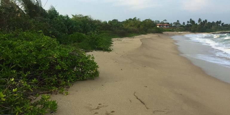 100 p land on Rekawa Beach (5 of 5)