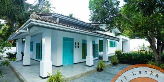 Pretty Colonial House in Popular Area